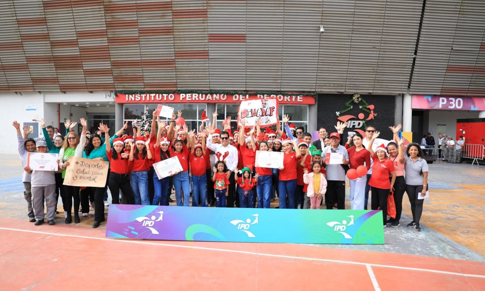 Ninos y adolescentes peruanos iluminaron el Estadio Nacional con un flashmob navideno