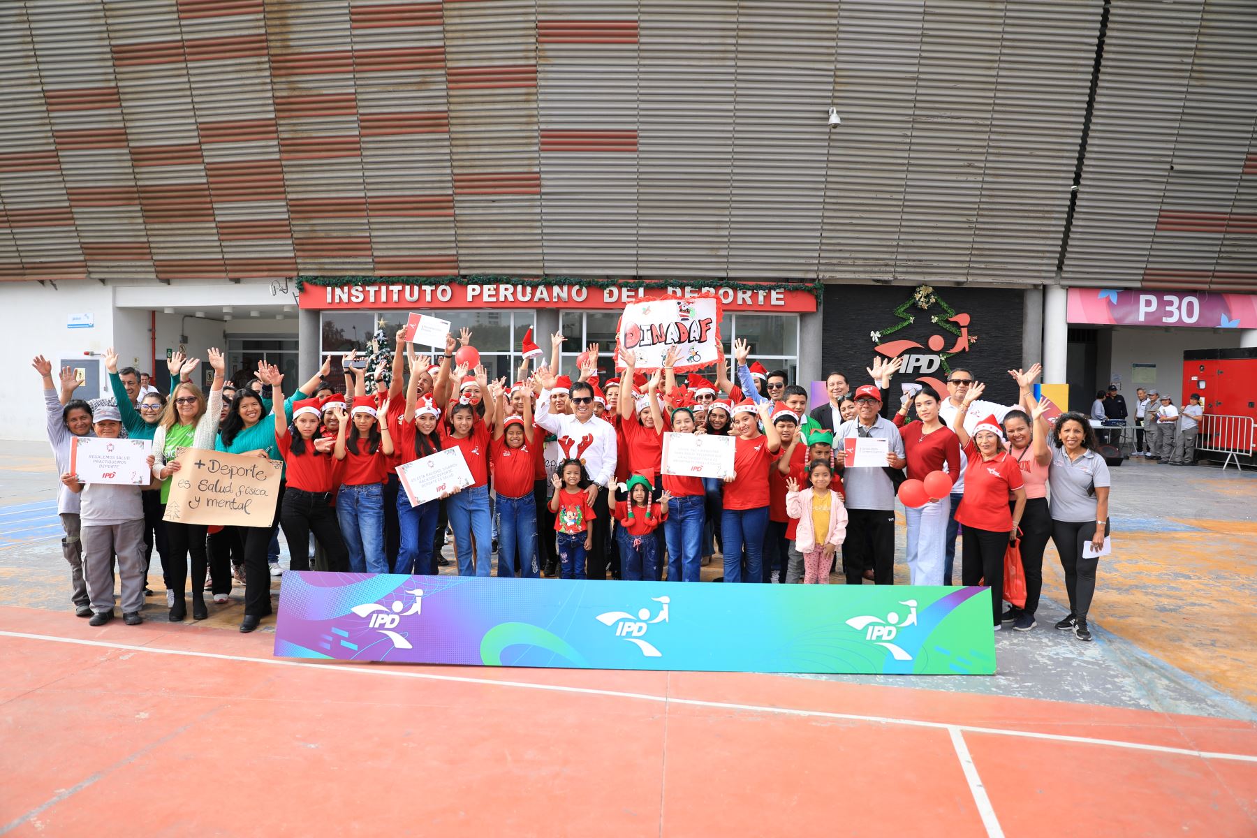 Ninos y adolescentes peruanos iluminaron el Estadio Nacional con un flashmob navideno